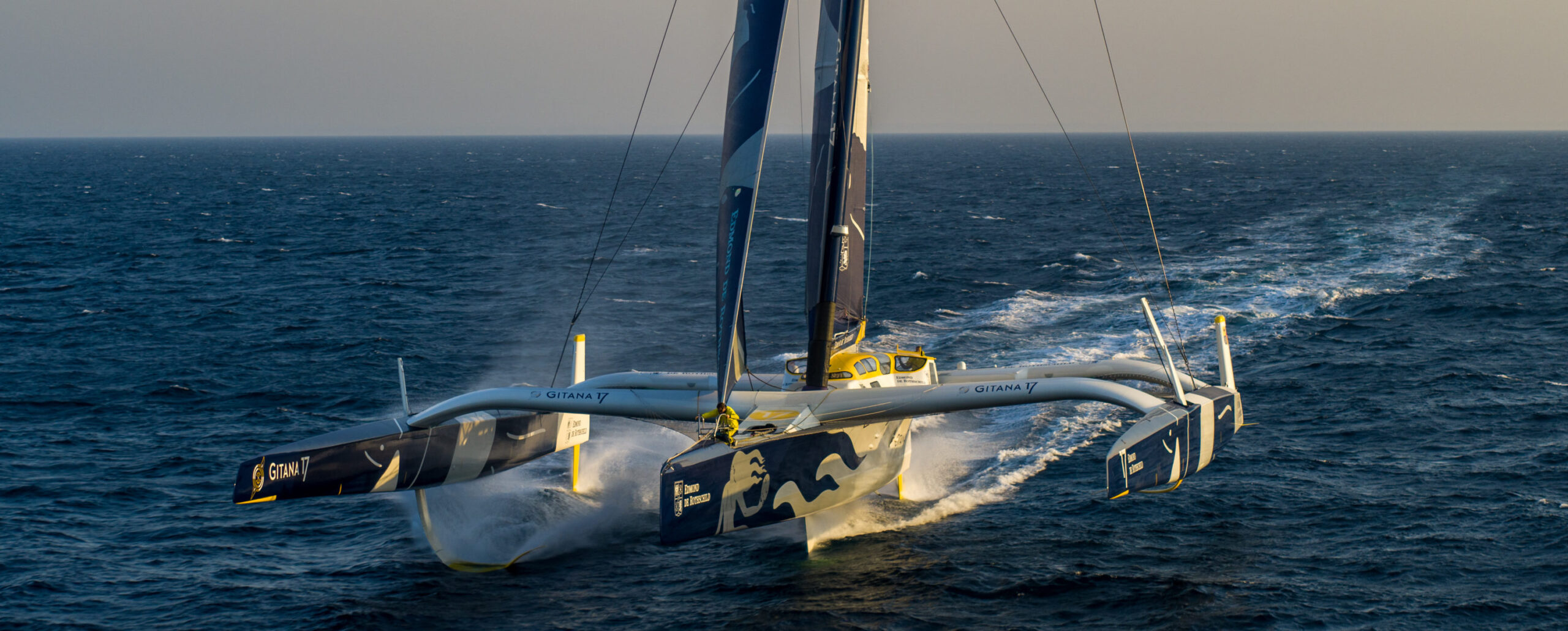 Lire la suite à propos de l’article Arkéa Ultim Challenge, Charles Caudrelier boucle le tour du monde en 50 jours.